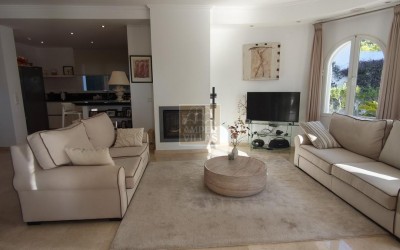 A fantastic villa with a heated swimming pool, spacious terraces and lovely views.